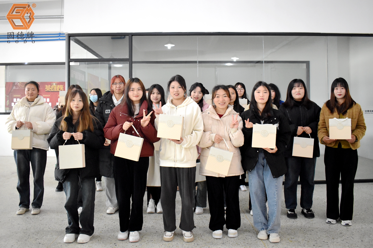 DSC_0030.JPG 边锋开展妇女节福利赠送活动1