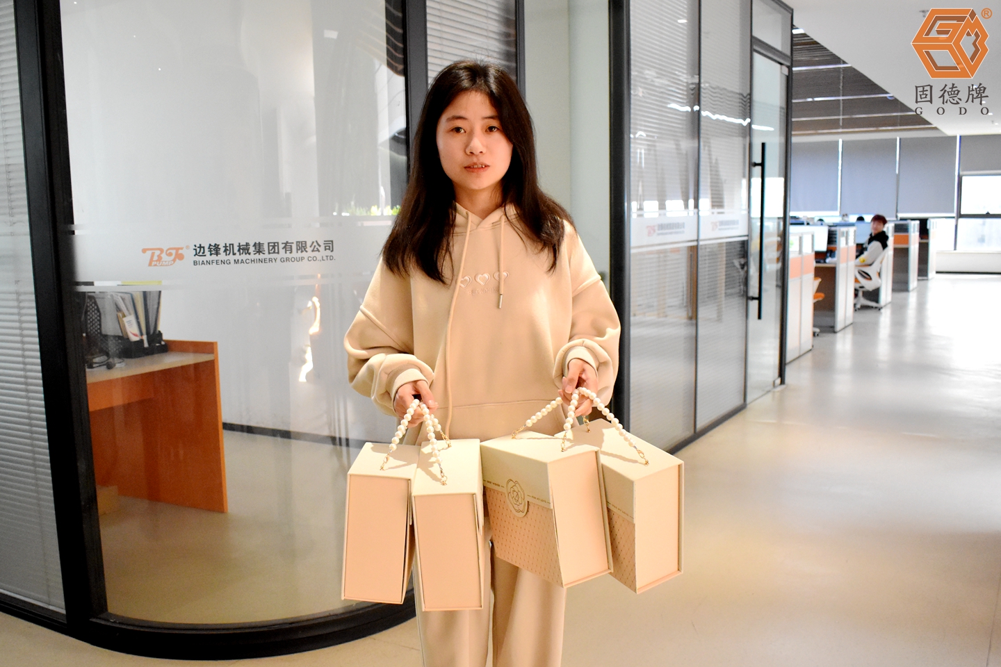 DSC_0023.JPG 边锋开展妇女节福利赠送活动7