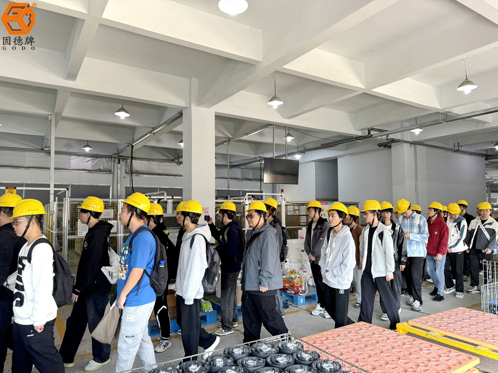 微信图片_20241112112854 上海应用技术大学师生来访参观交流4