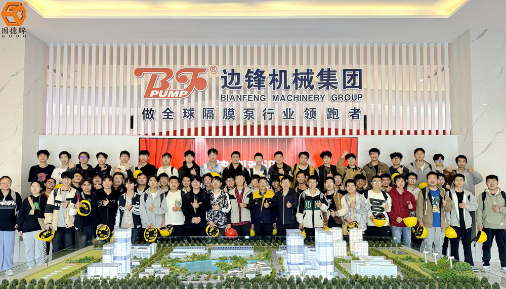 微信图片_20241112112951 上海应用技术大学师生来访参观交流1