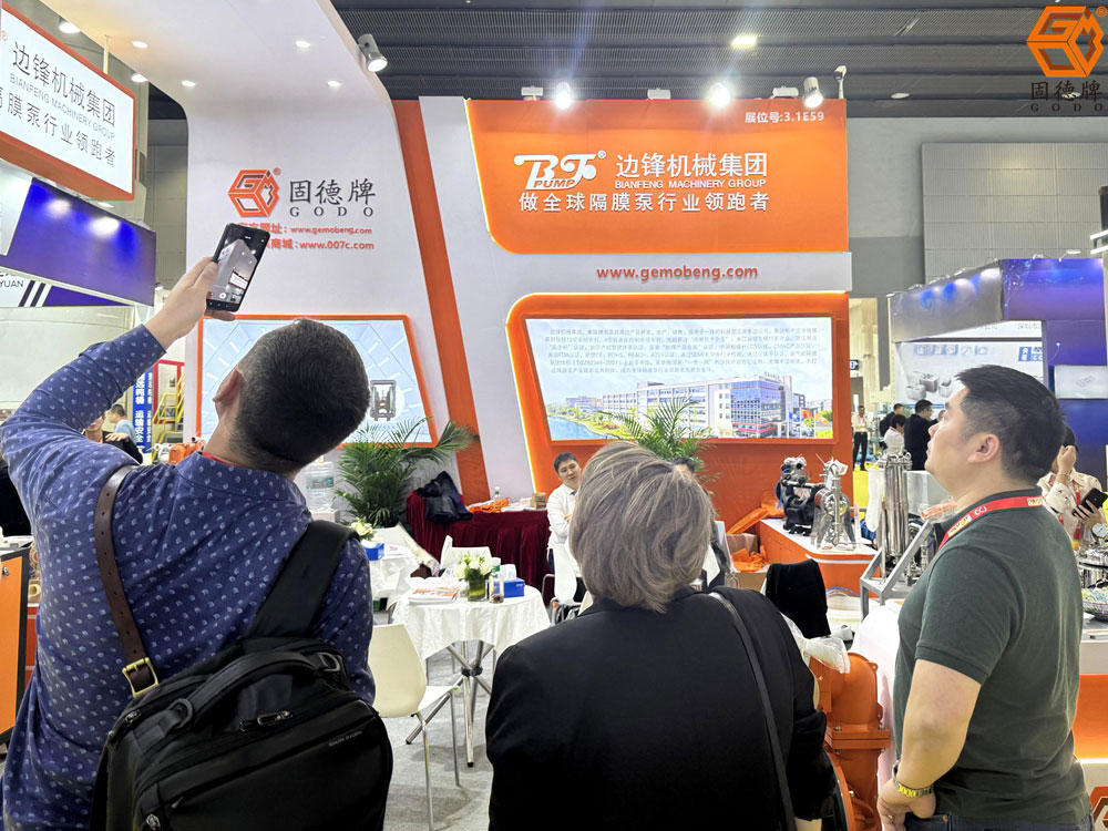 边锋隔膜泵在中国国际涂料展外贸 (2)