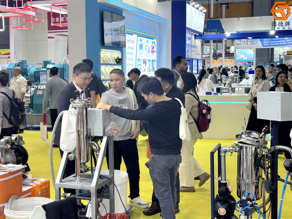 边锋隔膜泵在中国国际涂料展演示